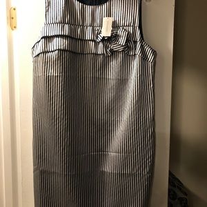 *NWT*! Pretty Dress.👌 Fits more like a Size 12